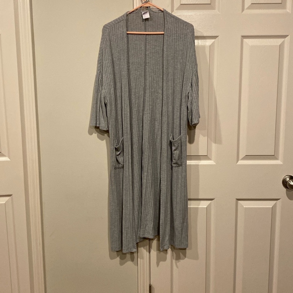 M/L stars above gray robe